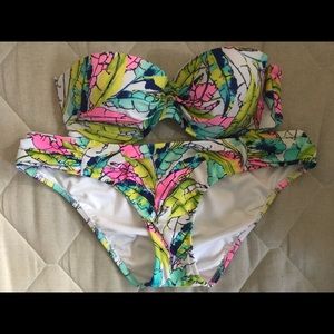 🌸EUC Victoria's Secret Bikini 34B Small Floral🌸